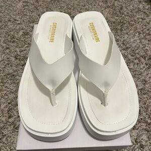 Cushionaire pippin platform thong sandals size 6.5